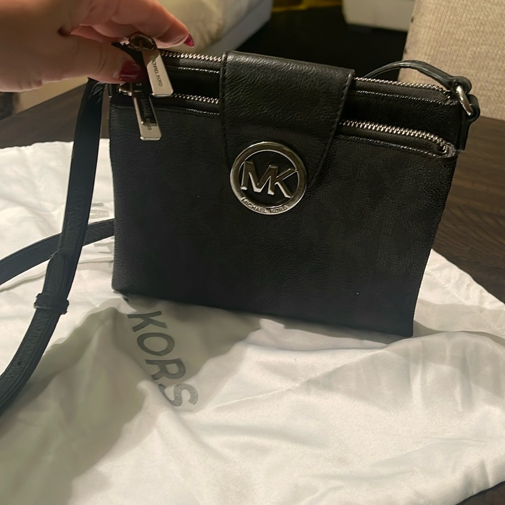 Michael Kors Leather CrossBody Bag Purse,several card slots and 2 zippers.